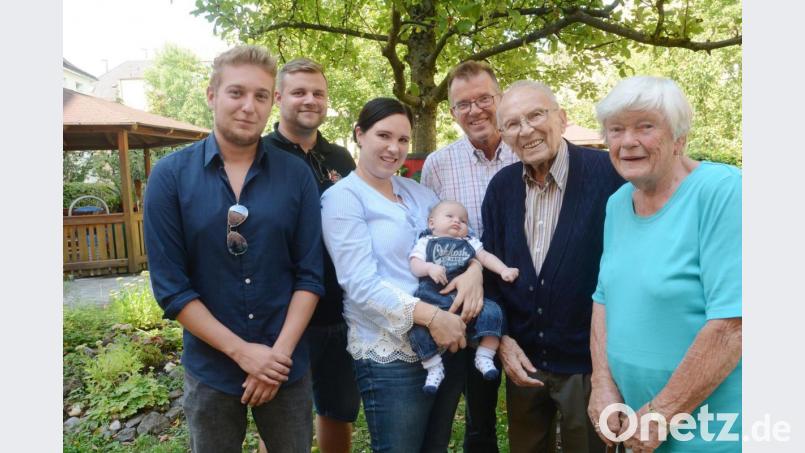 Familie ist Willi Auschner (Zweiter von rechts) wichtig. Seit neun Wochen freut er sich über Urenkel Korbinian. Bild: Biebl, Christina
