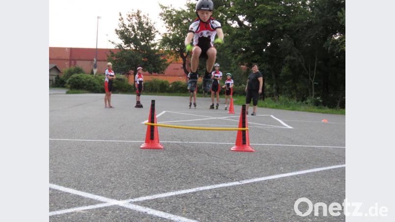 Auch Geschicklichkeit ist eine Disziplin, die die Speedskater trainieren. Bild: ubb