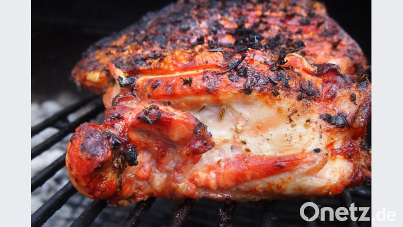 Eine Spanferkelkeule liegt auf dem Grill. Bild: Doreen Hassek
