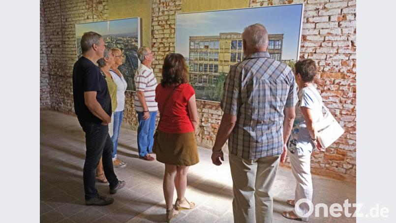 Der Rundgang durch die Ausstellung im DEST-Gebäude lohnte sich. Mitglieder des Fotoklubs sahen sich am Sonntag in den alten Gemäuern um. Bild: nm Bild: nm