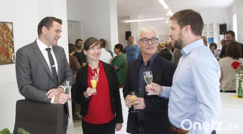 Landrat Thomas Ebeling, Geschäftsführerin Johanna Lorenz, der Leiter des Kreisjugendamtes, Martin Rothut, und KJR-Vorsitzender Peter Neumeier (von links) kamen bei der Einweihung der neuen Geschäftsstelle des Kreisjugendrings ins Gespräch. Bild: Hirsch