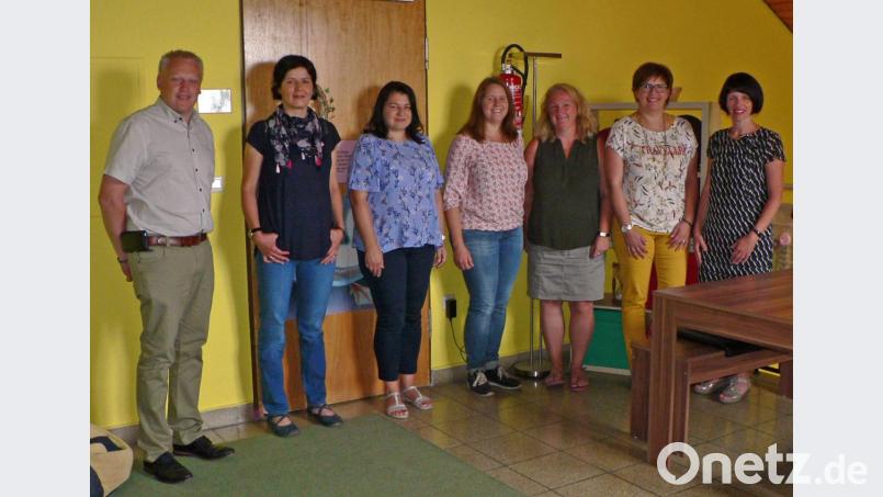 Zu einer Besprechung wegen der Offenen Ganztagsschule treffen sich (von links) Bürgermeister Jürgen Kürzinger, Michaela Walberer (Mitarbeiterin), Evelyn Schreg (stellvertretende Schulleiterin), Barbara Raps, Simone Plößner (beide Mitarbeiterinnen) sowie Martina Weiß, Koordinatorin „gif“, und Schulleiterin Andrea Wolfram im Schulhaus. Bild: lep