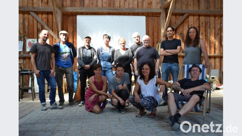 Die Künstlerinnen und Künstler des siebten Amberger Kunstsymposiums: (hinten, von links) Michael Dandorfer, Leif Wiesmeth, Christoph N. Fuhrer, Katharina Claudia Dobner, Hanna Regina Uber, Matthias Mulzer, Stefan Stock, Marcus Trepesch, Heike Lepke. (vorn, von links): Michaela Peter, Jascha Wolfram, Marion Mack, Kurt Etzold. Nicht im Bild: Georg Fruth, Heini Hohl und Markus Meingast Bild: inl