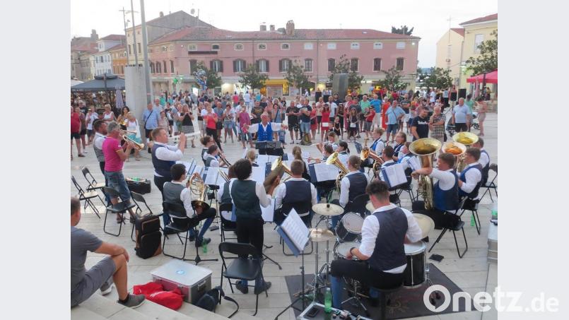 Die Musik der Knabenkapelle kommt beim Publikum in Rovinj an. Bild: Irmgard Rupprecht