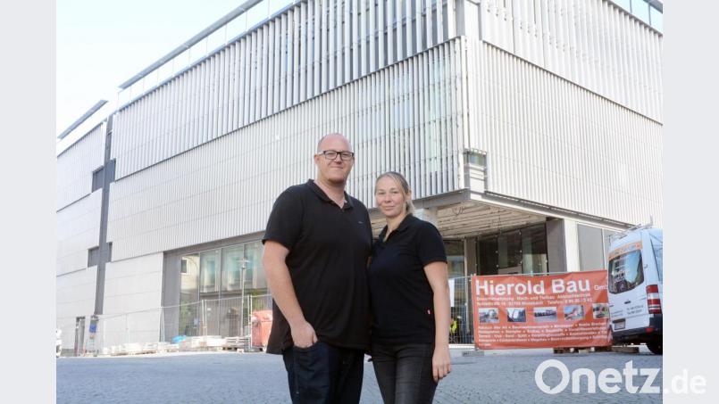 Sonja Moebius und Philipp Fruth ziehen mit „Creffels“ und ihren süßen Spezialitäten ins NOC (im Hintergrund). Bild: Gabi Schönberger