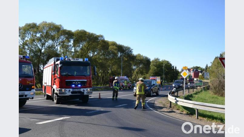 Die Feuerwehrkräfte regelten den Verkehr an der B15. Bild: szl