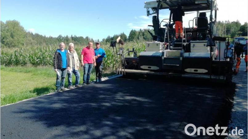 Zufrieden beobachten Bauingenieur Dietmar Hammerl vom Büro Bamler, Bauleiter Helmut Auer, Bürgermeister Anton Kappl und Polier Frank Montag (von links) den Verlauf der Asphaltierung. Bild: fz