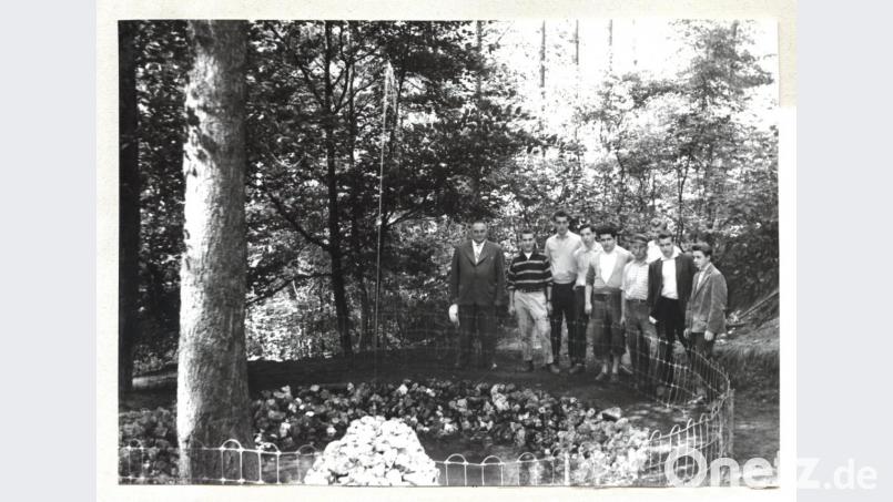Blick in die Vergangenheit: Einige der Erbauer, wahrscheinlich rund um das Jahr 1959 im Felixwald. Archivbild: exb