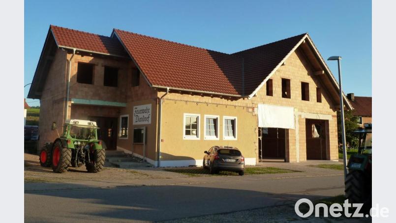 Der Umbau des Feuerwehrhauses Diendorf läuft auf Hochtouren. Damit das Gebäude winterfest wird, drängt der Einbau von Fenstern und Heizung. Der Stadtrat Nabburg ermächtigte den Bürgermeister zur Auftragsvergabe, sobald die angeforderten Angebote vorliegen. Bild: Portner