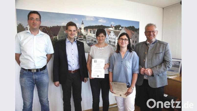 Oberbürgermeister Andreas Feller (rechts) überreichte Christine Albang (Zweite von rechts) und Jutta Engelhardt (Mitte) die Ernennungsurkunde zu Standesbeamten. Sachgebietsleiter Gerd Winterberger (links) und Ordnungsamtsleiter Stefan Schamberger (Zweiter von links) gratulierten. Bild: Hirsch