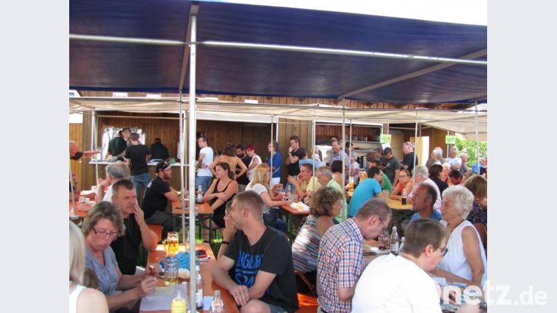 Zur Mittagszeit war jeder freie Sitzplatz beim Fischerfest besetzt, es hieß Schlange stehen um eine der begehrten Fischspezialitäten zu ergattern. Bild: sei