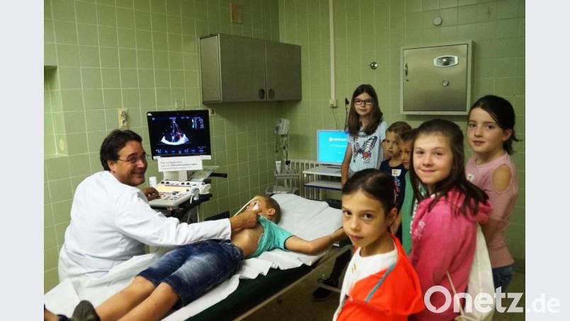 Dr. Christian Glöckner demonstrierte eine Ultraschalluntersuchung und ermöglichte den Kindern einen Blick in ihr Inneres. Bild: weu