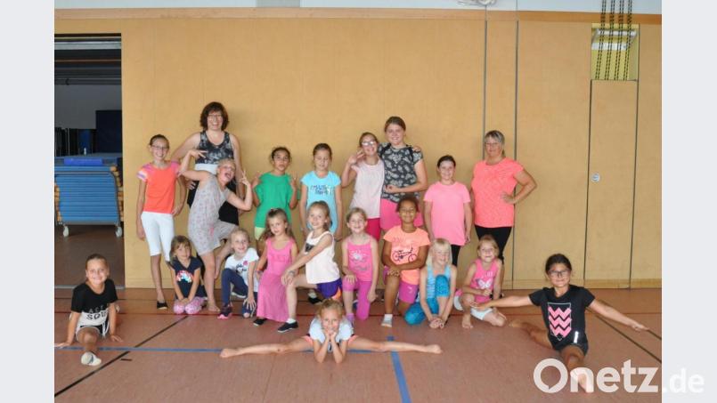 Viel Spaß hatten die Kinder sowie die Trainerinnen Ingrid Faltenbacher (hinten links) und Nicole Wiesend (hinten rechts) beim Tanz-Workshop in der Doppelsporthalle. Bild: njn