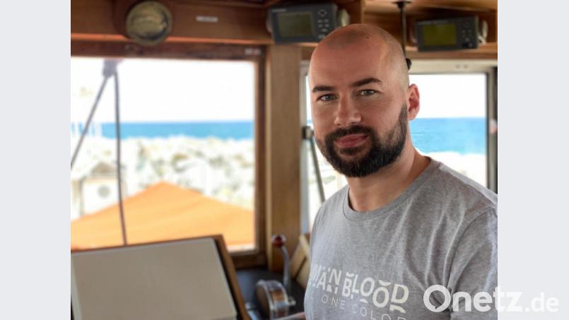 Der in Freudenberg aufgewachsene Benjamin Hartmann auf der "Eleonore". Bild: Human Blood/Mission Lifeline