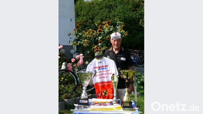Mit gleich drei Pokalen, einer Medaille und dem Trikot des „Weltchampion im Sprintrennen“ kehrt Gerhard Rozanowske vom Radweltpokal und der Radweltmeisterschaft in St. Johann in Tirol zurück. Bild: kgg