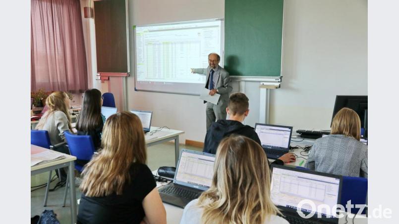 Die angehenden Steuerfachangestellten lernen schon mal erste Grundlagen für Buchhaltung. Bild: exb