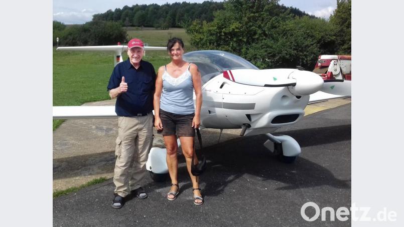Gewinnerin Gerlinde Hochholzer und Pilot Georg Lehner vor dem Start auf dem Flugplatz bei Fuchsstein. Bild: no
