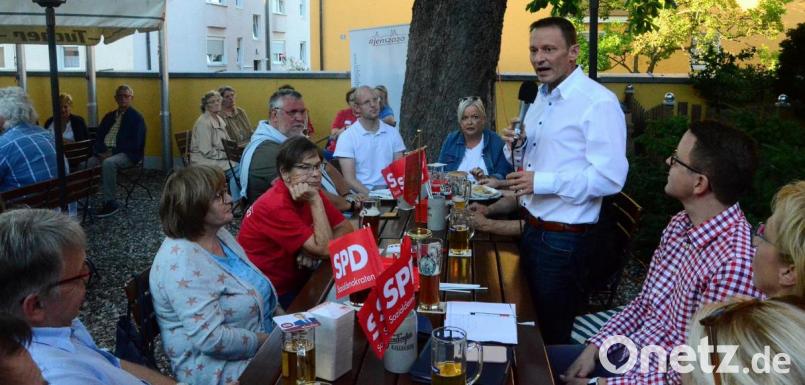 Bürgermeister Jens Meyer steht beim Bürgergespräch der SPD Stockerhut-Lerchenfeld den Besuchern Rede und Antwort. Bild: Kunz