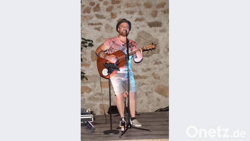 An dem herrlichen Sommerabend unterhielt Gitarrist und Entertainer Ben Stone aus Schwarzenfeld die begeisterten Gäste. Bild: weu