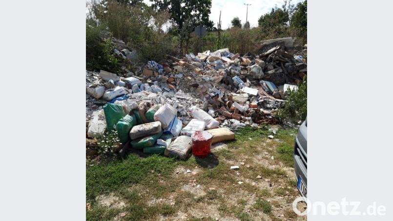 Nach einer illegalen Müllablagerung bittet die Polizei um Hinweise. Bild: exb
