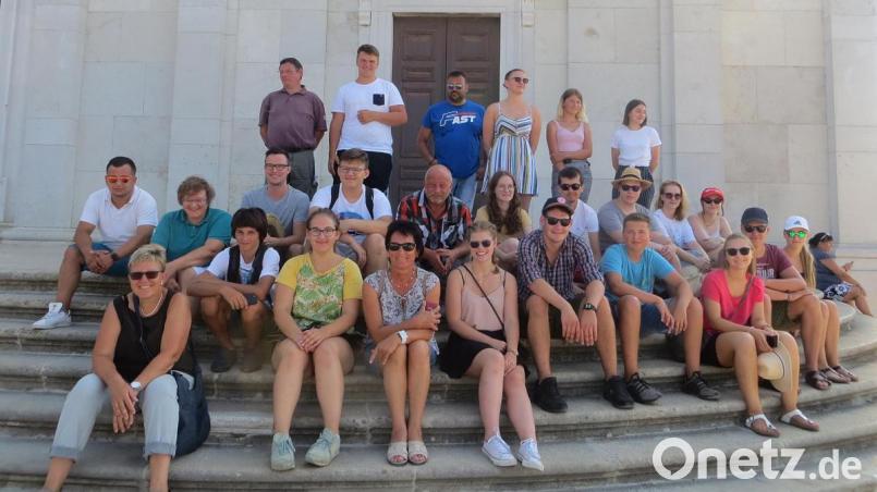 Die Knabenkapelle mit ihrem Vorsitzenden Elmar Hamerla vor der Kirche St. Euphemia in Rovinj. Bild: Irmgard Rupprecht