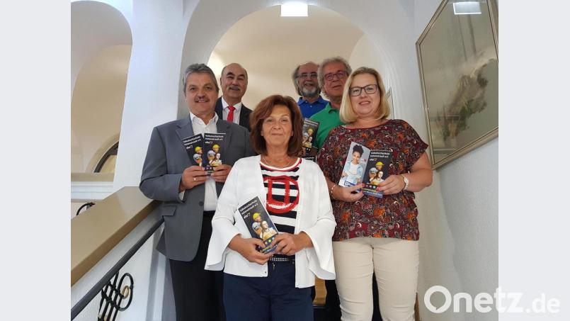 Das neue Programm der VHS Vohenstrauß für Herbst und Winter hält etliche neue Kurse bereit. Die Verantwortlichen stellten den neuen Flyer vor, (von rechts) VHS-Geschäftsleiterin Erika Grötsch, die beiden VHS-Kuratoriumsmitglieder Alfons Raab und Richard Pruy, VHS-Mitarbeiterin Monika Kraus, Kuratoriumsmitglied Josef Pflaum und Bürgermeister Andreas Wutzlhofer. Bild: ck