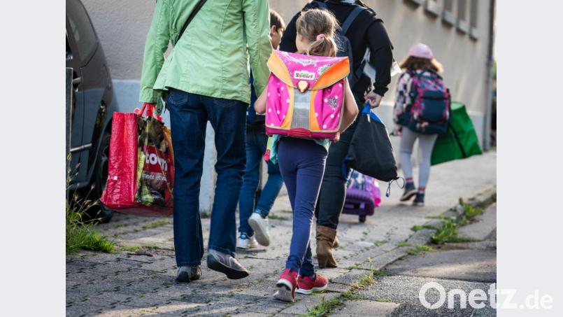 Einen bedeutenden Schritt werden am Dienstag 54 Mädchen und Buben vornehmen. Für die Abc-Schützen beginnt an der Marien-Grundschule der Schulalltag. Bild: Frank Rumpenhorst/dpa