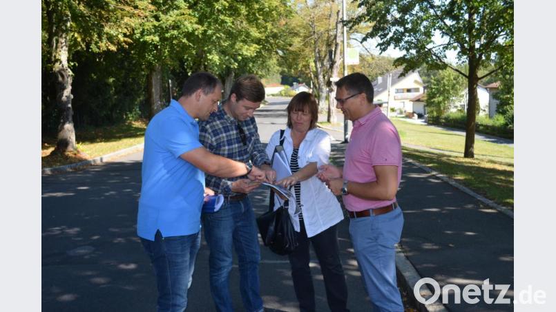 An einem der Schwerpunkte ab der Schule zur Siedlung besprechen Bürgermeister Anton Kappl, Benjamin Quaas, Marion Schlichtiger und Erik Bergner mögliche Maßnahmen. Bild: fz