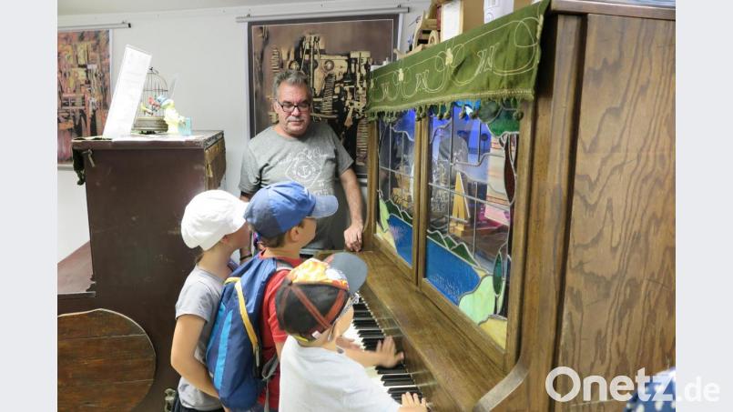Museumsleiter Anton Heindl erklärte den interessierten Besuchern im Musikeum das Klavierorchestrion. Bild: jzk