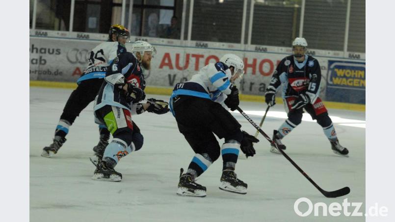 Das erste Testspiel verloren die Blue Devils (im Bild Ralf Herbst, Zweiter von links, und Valentin Bäumler, hinten) am vergangenen Samstag gegen den HC Most mit 2:5. Am Sonntag steigt in Tschechien das Rückspiel, zwei Tage zuvor gastiert der DEL2-Club ETC Crimmitschau in Weiden. Bild: gb