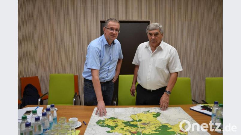 MdB Karl Holmeier (rechts) und Schwarzachs zweiter Bürgermeister Franz Grabinger (links) tauschten sich anlässlich eines Sommergesprächs über die aktuelle Situation in Sachen Mobilfunk aus. Bild: ga