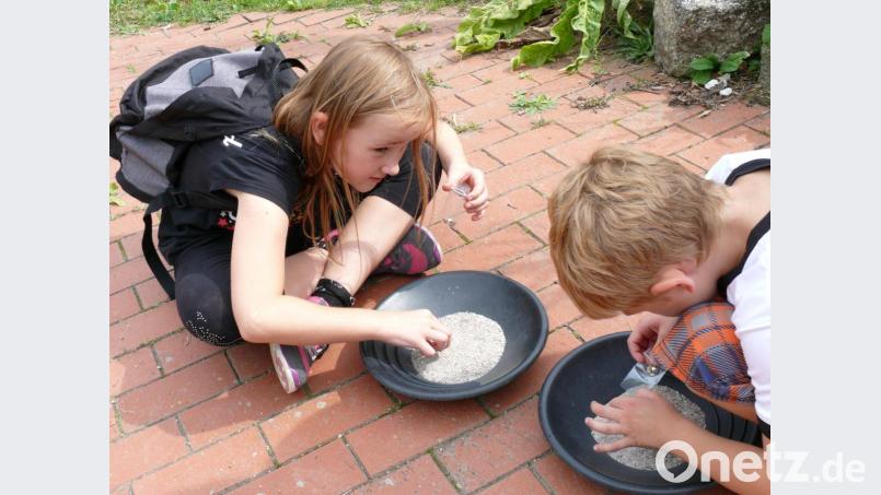 Sorgfältig durchsuchten die Kinder den Sand in den Schalen. Bild: kgg