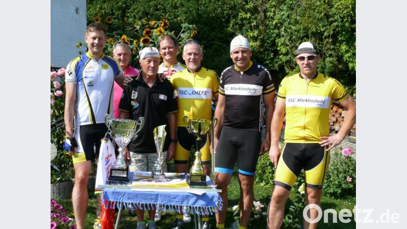 Mit zu den ersten Gratulanten zählte der Freundeskreis des Radsportclub (RSC) Marktredwitz der mit Vorstand Rainer Luda an der Spitze angeradelt kam um mit Gerhard Rozanowske zu feiern. Bild: kgg