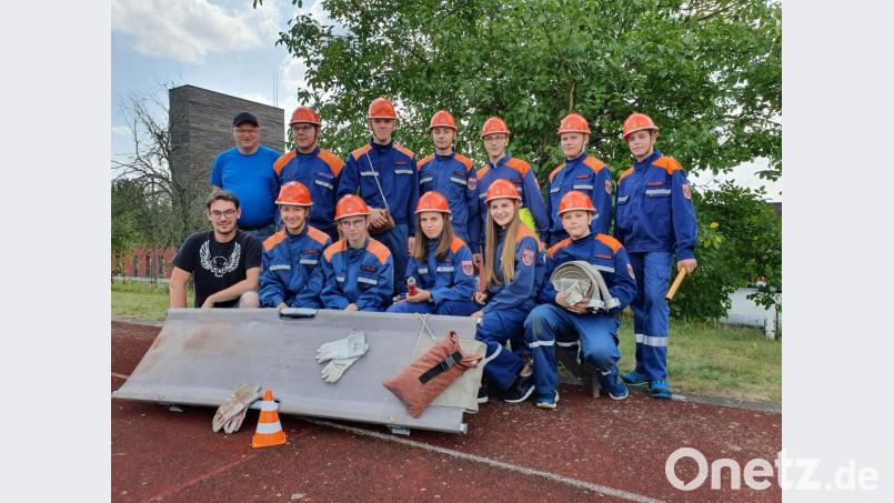 Im Bild die Wettkampfgruppe mit Trainer und Ehrenjugendwart Frank Altenhofen (hinten) sowie Jugendwart Sebastian Wiedemann (vorne). Bild: exb