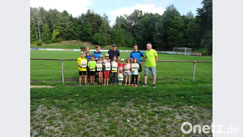 Mit Teilnahmeurkunden und Medaillen wurden die Kinder beim Mini-Marathon belohnt. Bild: exb