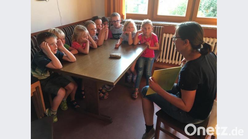 Gespannt lauschten die Kleinen im Pfadfinderzimmer, wie Steinsuppe gekocht wird, während sich die älteren Teilnehmer des 1. Lese- und Spieleabends in der Pfarrbücherei Tipps zur Elternerziehung holten Bild: exb