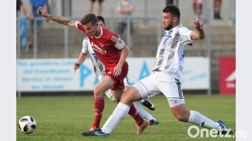 Weidens Ludvik Tuma (rechts im Duell mit Christian Mühlbauer) hatte gegen die SpVgg Lam in der Vorwoche alles im Griff. Beim SV Fortuna Regensburg kommt auf die SpVgg-SV-Defensive vermutlich Schwerstarbeit zu. Bild: btg