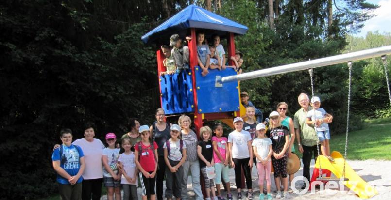 Die rund 20 Kinder nahmen bei der Wanderung den neu gestalteten Spielplatz gleich in Beschlag. Bild: hä