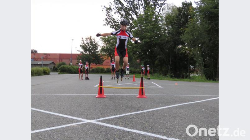 Immer wieder muss der Sprung trainiert werden, damit alles sauber und sicher über die Bühne geht. Bild: ubb
