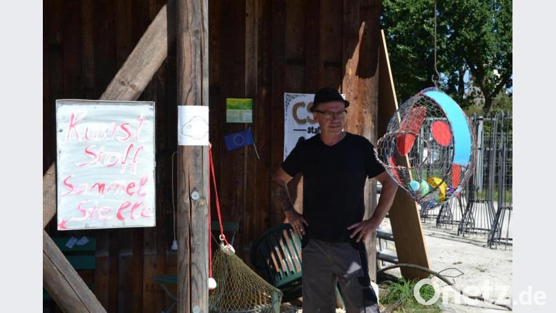 Kurt Etzold sammelt Kunststoff, der während des Symposiums in der Umweltwerkstatt anfällt und füttert damit seinen Fisch aus Draht. Ein Kunstprojekt mit politischem Unterton. Bild: inl