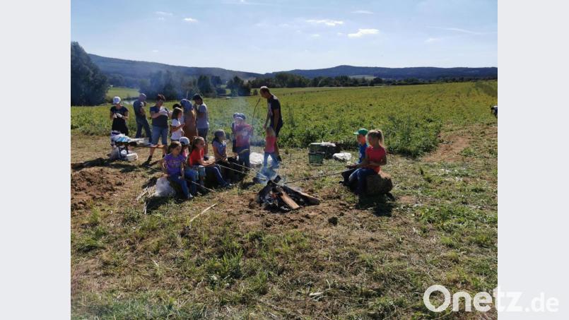 Wie früher stand nach dem Kartoffelklauben die Brotzeit auf der Tagesordnung. Bild: gz