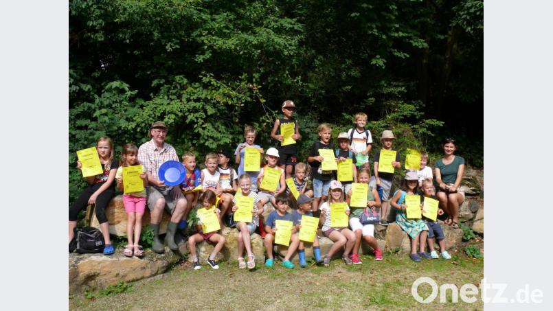 Mit Mineraliensammler und Goldschürfer „Charly“ Karl Ochantel (links) gingen 25 Mädchen und Buben im Rahmen des Ferienprogramms auf Schatzsuche. Mit dabei war auch Umweltstation-Praktikantin Regina Kraus (rechts). Bild: kgg