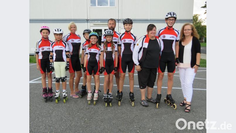 Stark im Team: Simon (Vierter von rechts) mit seinen Sportfreunden und Trainerin Tina Wystrichowski (Dritte von rechts), der tschechischen Trainerin Kamilla Dankova (Dritte von links), Trainer Joachim Schmidt (Siebter von links) sowie seiner Mutter Astrid Maurer (rechts). Bild: ubb