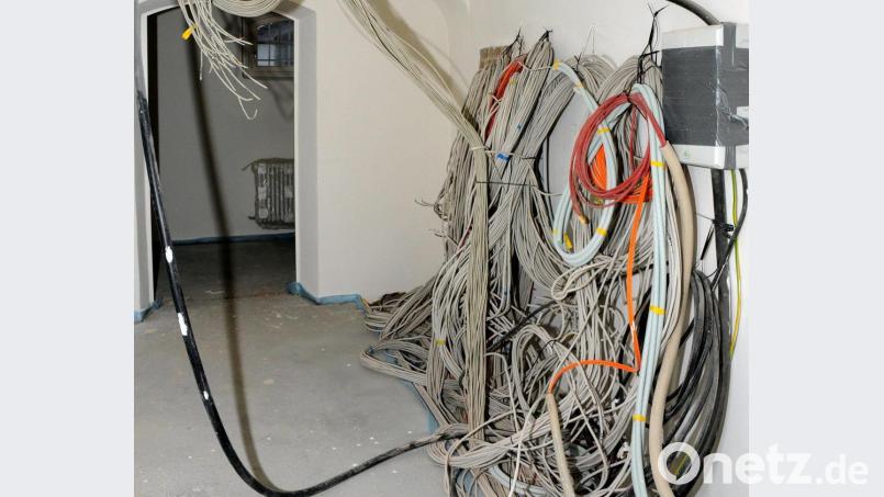 Nur der Elektriker weiß, welches Kabel hier wohin führt. Bild: Stephan Huber