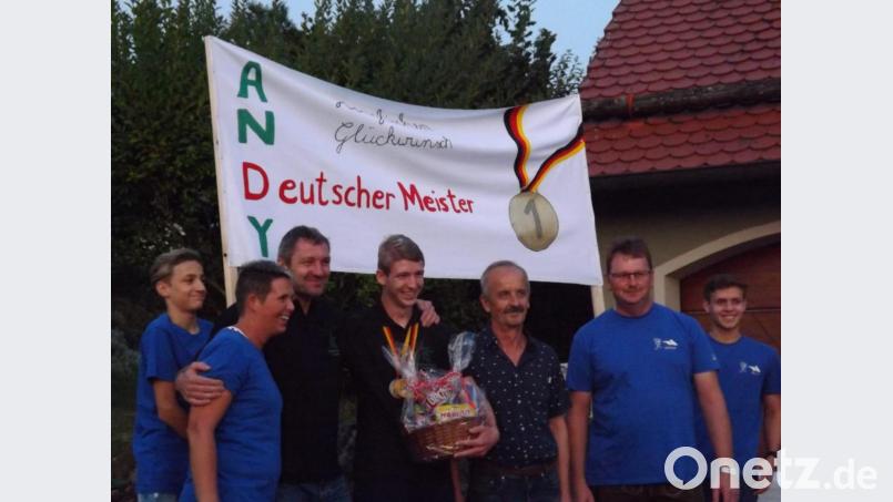 Schützenmeister Helmut Meier (Zweiter von rechts) und Bürgermeister Hubert Zwack (Dritter von rechts) freuten sich zusammen mit Lisa und Jochen Köppl über die Erfolge von Andy Köppl (Mitte) bei den Deutschen Meisterschaften in München. Bild: sgs