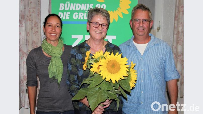 Heidrun Schelzke-Deubzer (Mitte) will Bürgermeisterin in Kemnath werden: Die beiden Grünen-Vorsitzenden Katharina Hage und Stefan Zaus freuten sich über die angekündigte Kandidatur der amtierenden dritten Bürgermeisterin und Grünen-Fraktionssprecherin im Kemnather Stadtrat. Bild: stg