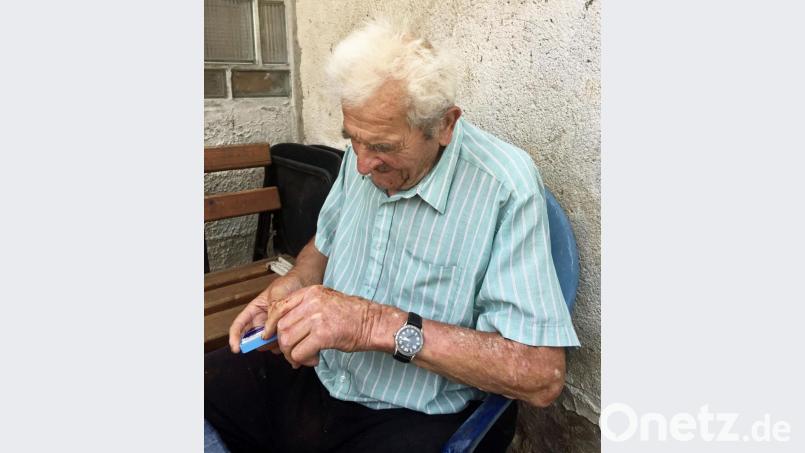 Schafkopf und Schnupftabak gehören zusammen - zumindest für Josef Fronhöfer. Während andere Spieler ein kühles Bier zum Kartenspielen brauchen, genehmigt er sich lieber eine Nase voll &quot;Gletscherprise&quot;. Bild: ü