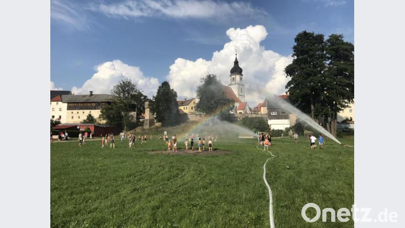 Dass für die Feuerwehr Wasser nicht nur zum Löschen da ist sondern dass man damit jeder Menge Manteler Ferienkinder viel Spaß bereiten kann bewiesen die Manteler Floriansjünger bei ihrem Ferienprogramm. Bild: sei