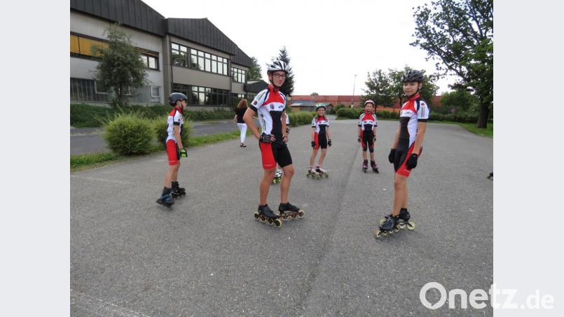 Die Jungs und Mädels hoffen mit Simon (rechts) auf den nächsten Sieg. Bild: ubb