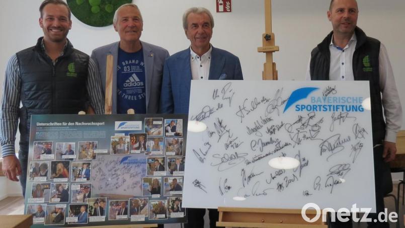 Prominente Sportler verewigten sich bei der Verleihung des Bayerischen Sportpreises auf diesen beiden Tafeln. Diese wurden nun von den beiden Geschäftsführern Kim Kappenberger (links) und Tom Zeller (rechts ) für eine Spende an die Sportstiftung erworben und werden in der Kugelwirtschaft im "inMotion Park Seenland" einen Ehrenplatz bekommen. Darüber freuten sich auch Alois Schloder (Zweiter von links) und BLSV-Ehrenpräsident Günther Lommer, Bild: kö